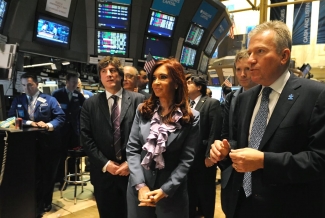 La Presidenta, junto al titular de la bolsa neyorquina en el edificio de Wall Street.